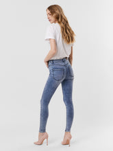 Load image into Gallery viewer, VMSOPHIA Jeans - Light Blue Denim
